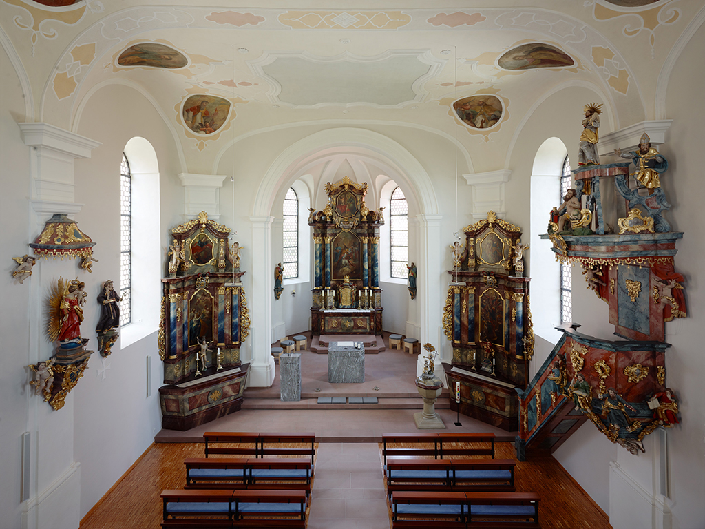 Kirche St.Kilian Übersicht Innenraum/Kanzel und Chor