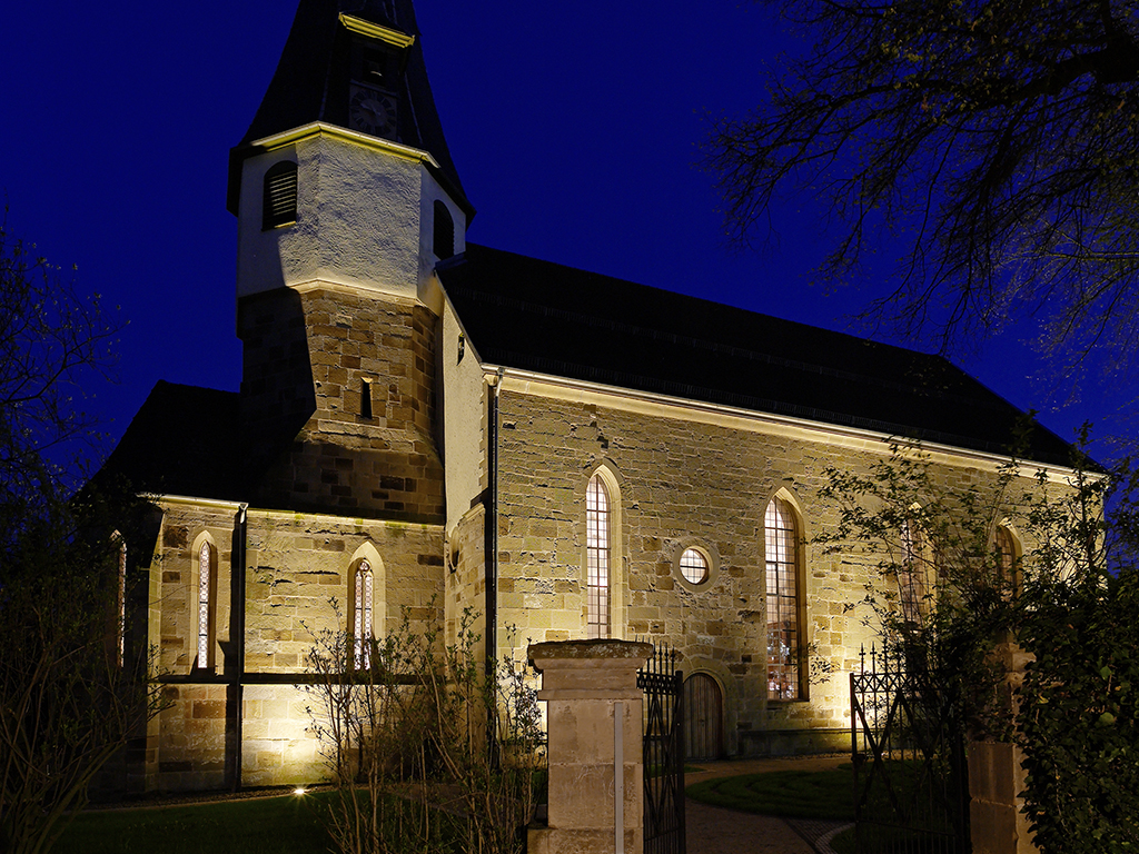 Nachtaufnahme Kirche Waldbach Nordost, Turm mit Apsis HF