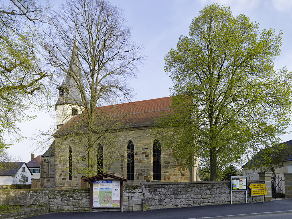Kirche Waldbach vom Dorfplatz aus