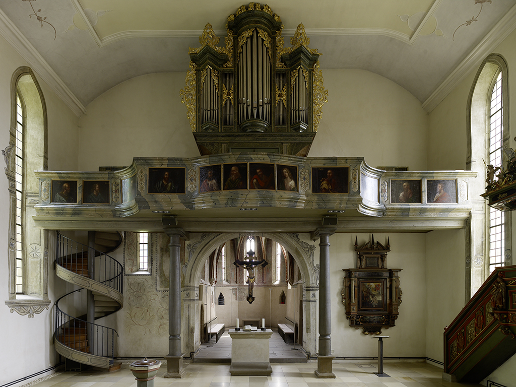Kirche Waldbach Übersicht Altarraum mit Orgel/Empore, parallel