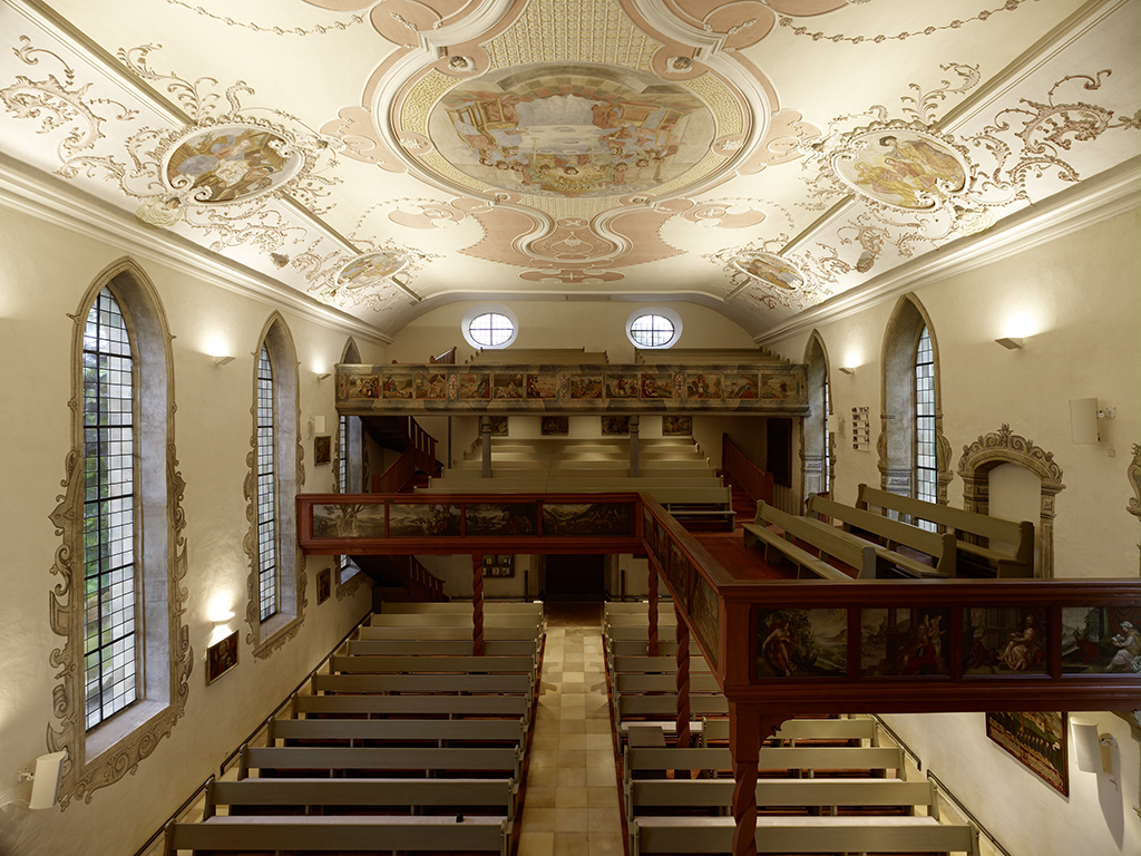 Kirche Waldbach Übersicht Innenraum von der Empore mit Licht