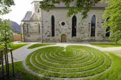 Kirche Waldbach Nordost Außenanlage mit Labyrinth