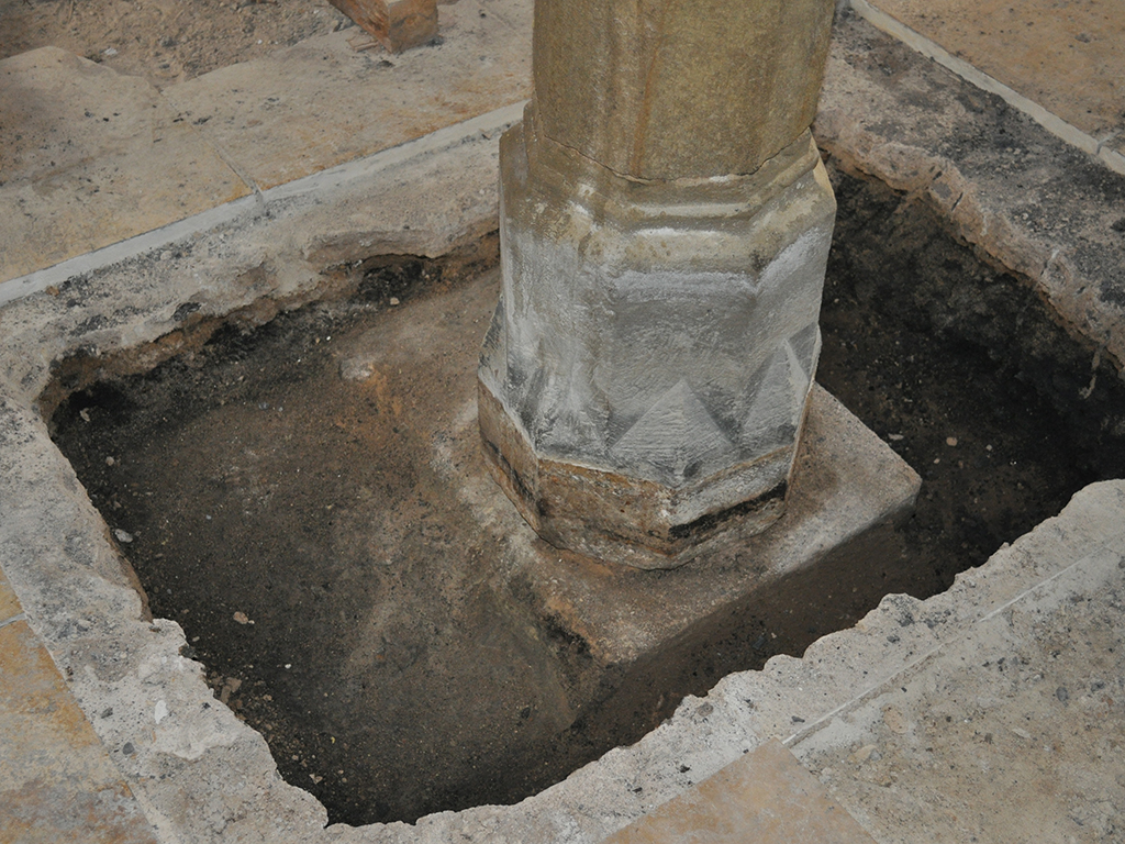 Kirche Dürrenzimmern, Detail des Säulenfuss im Innenraum vor Sarnierung